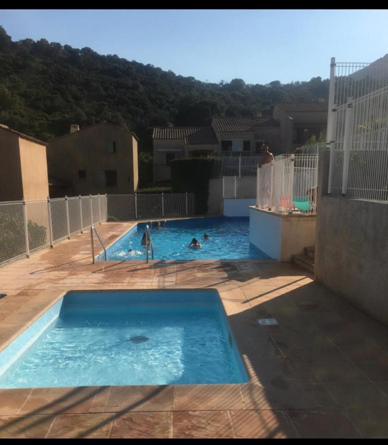 Cavalaire Vue Mer Au Loin Maisonnette Tout Equipee Pour 4 Personnes Avec Piscine Clim Wifi Velos Tv Barbecues Экстерьер фото