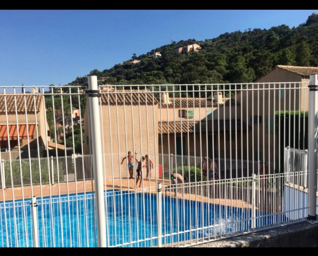 Cavalaire Vue Mer Au Loin Maisonnette Tout Equipee Pour 4 Personnes Avec Piscine Clim Wifi Velos Tv Barbecues Экстерьер фото