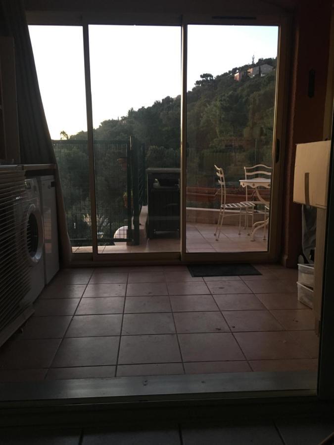 Cavalaire Vue Mer Au Loin Maisonnette Tout Equipee Pour 4 Personnes Avec Piscine Clim Wifi Velos Tv Barbecues Экстерьер фото
